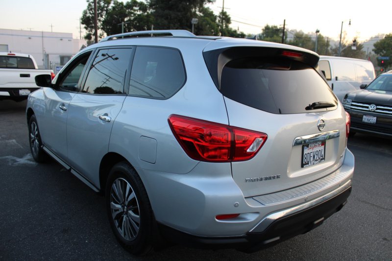 Used 2018 Nissan Pathfinder SV image 2