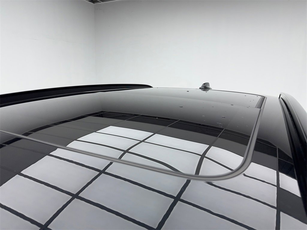 Used 2019 Volvo XC40 T5 R-Design image 13