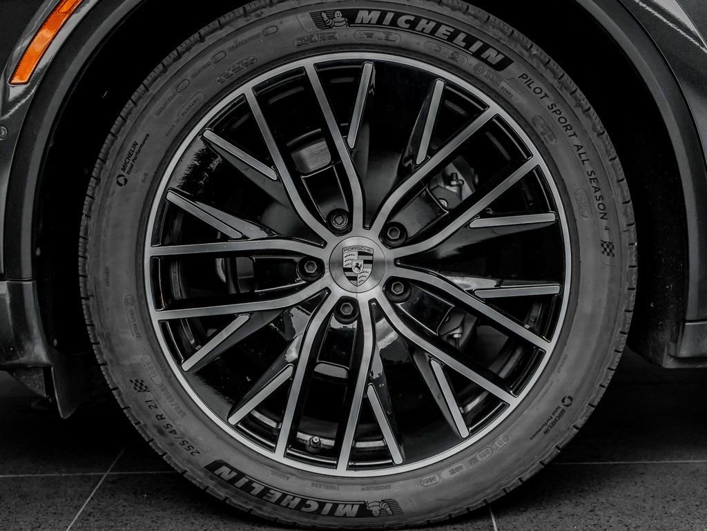 Certified 2024 Porsche Macan 4 Electric AWD/4WD image 11