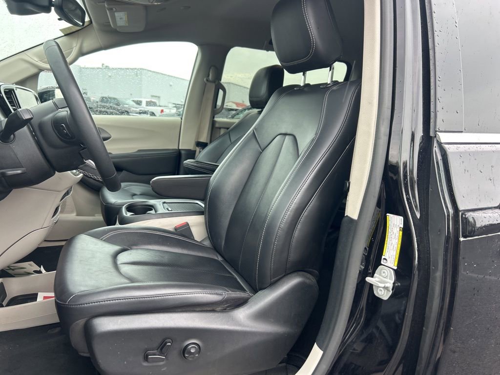 Certified 2024 Chrysler Pacifica Touring-L FWD image 6