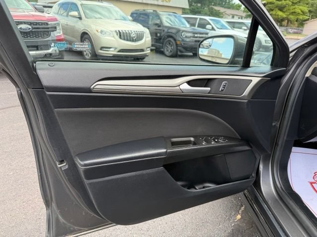 Used 2018 Ford Fusion SE w/ Fusion SE Technology Package FWD image 9