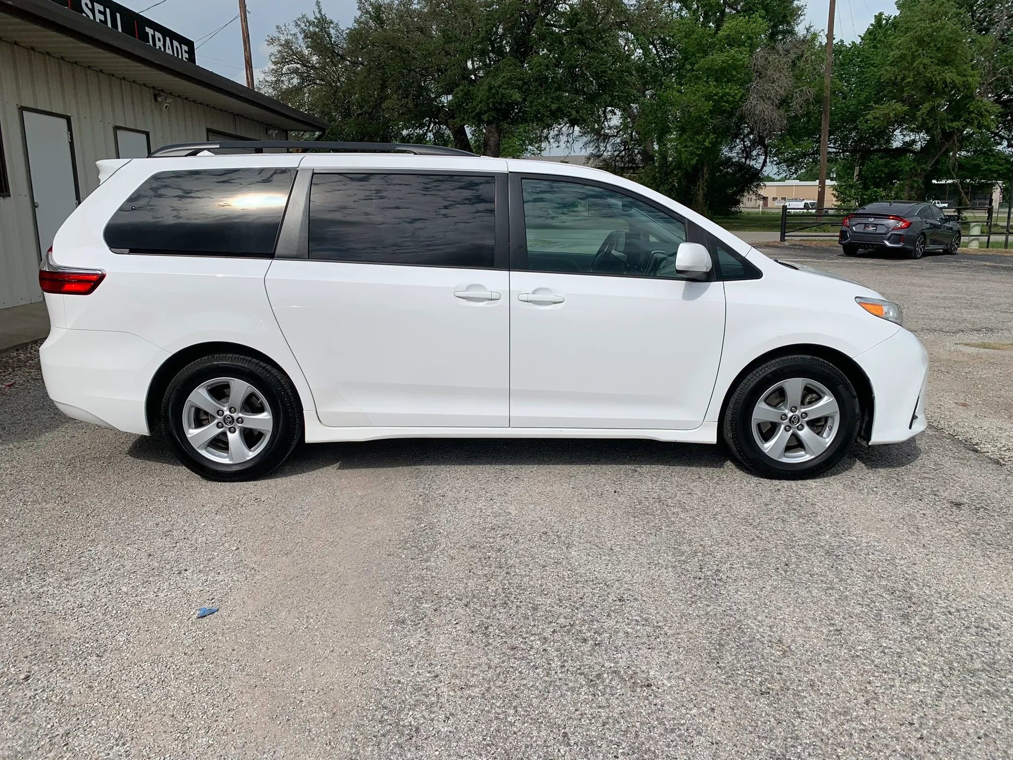 Used 2019 Toyota Sienna LE FWD image 1