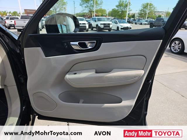 Used 2022 Volvo XC60 B5 Momentum w/ Climate Package AWD/4WD image 38