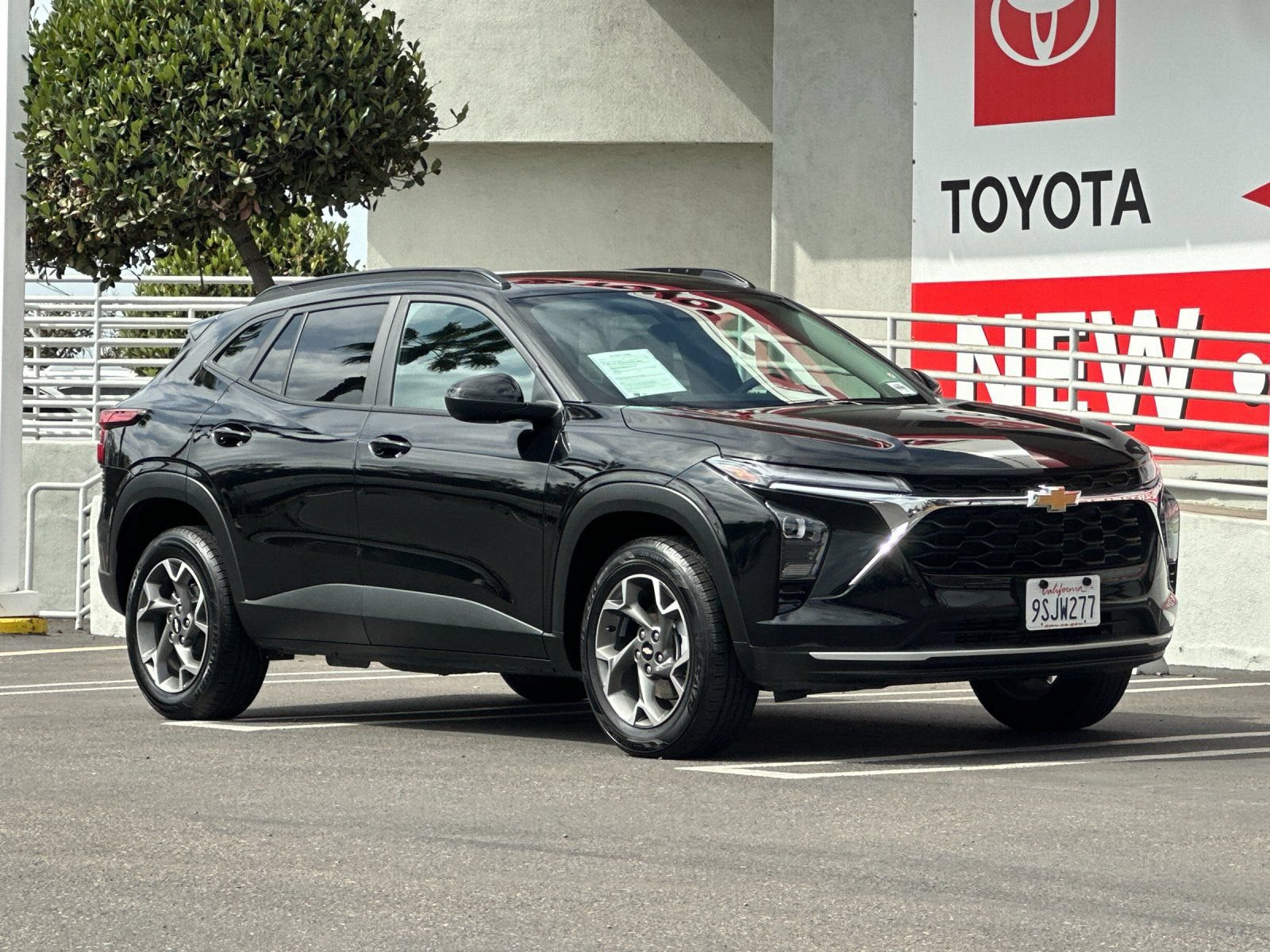 Used 2025 Chevrolet Trax LT FWD image 8