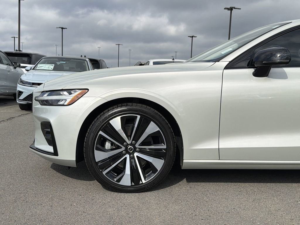Used 2022 Volvo S60 B5 Momentum w/ Premium Package image 9