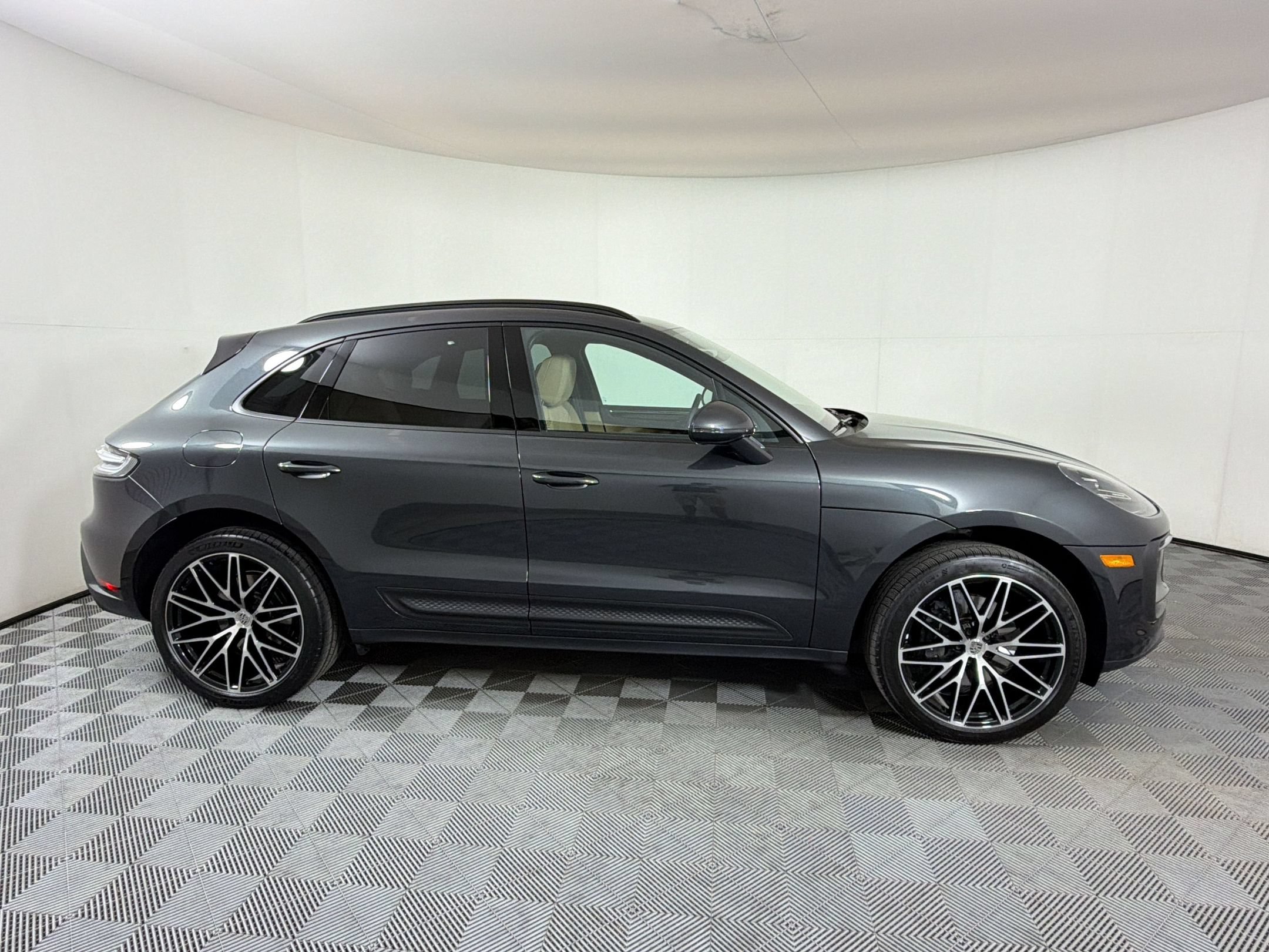 Certified 2026 Porsche Macan AWD/4WD image 9