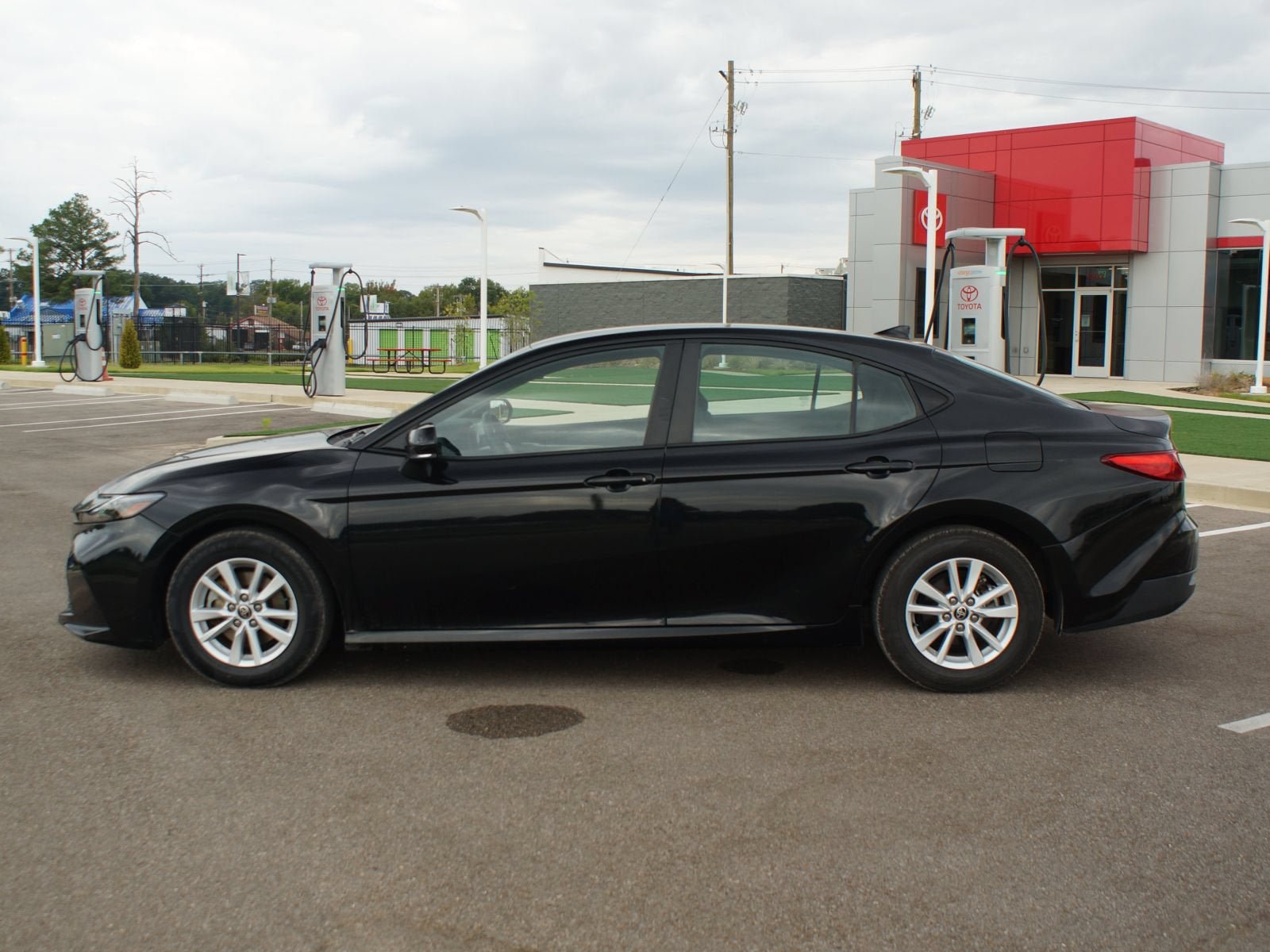 Used 2025 Toyota Camry LE FWD image 12