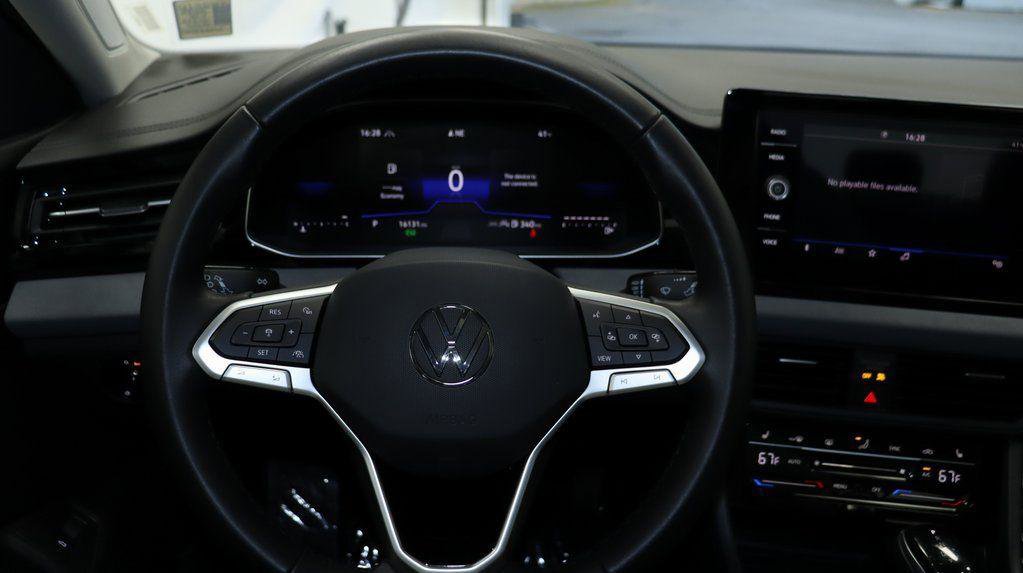 Used 2025 Volkswagen Jetta SE FWD image 17