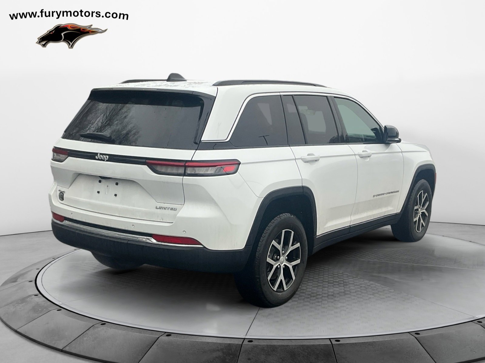 Used 2025 Jeep Grand Cherokee Limited image 3