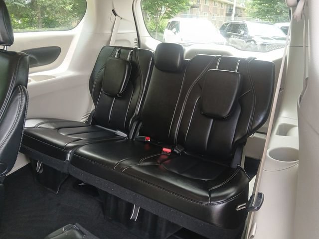 Used 2023 Chrysler Pacifica Touring-L FWD image 23