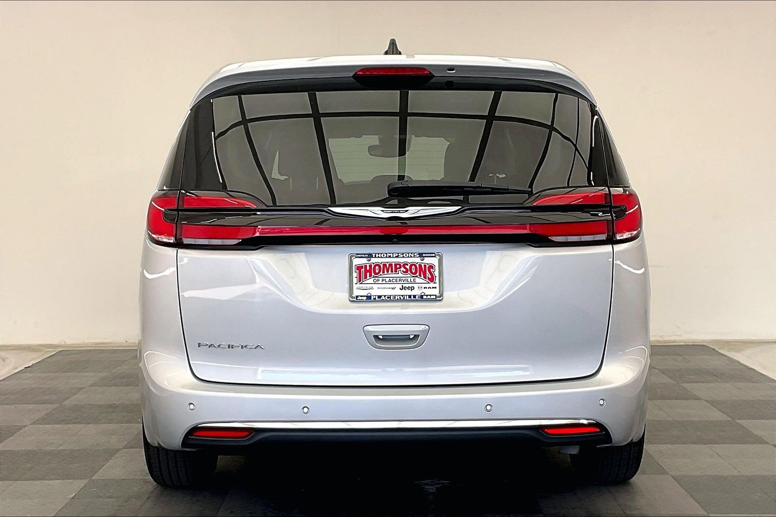 Used 2024 Chrysler Pacifica Touring-L image 3