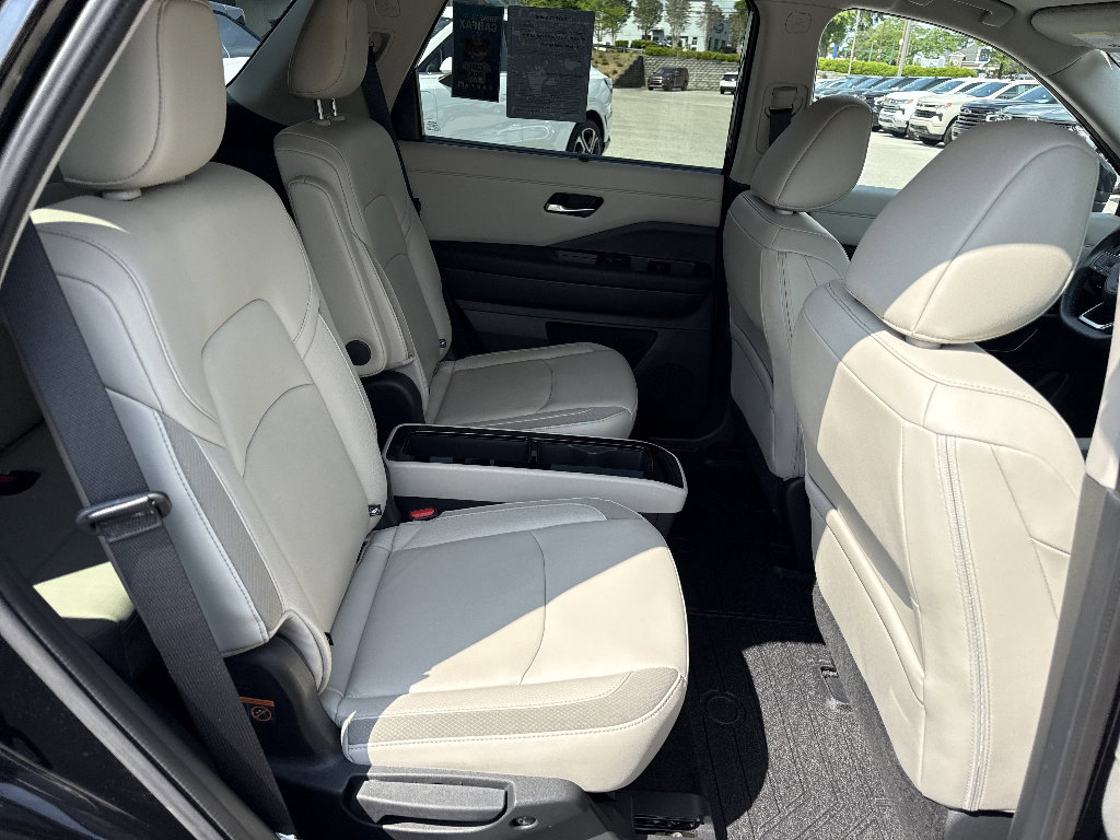 Used 2024 Nissan Pathfinder SL w/ SL Premium Package FWD image 31