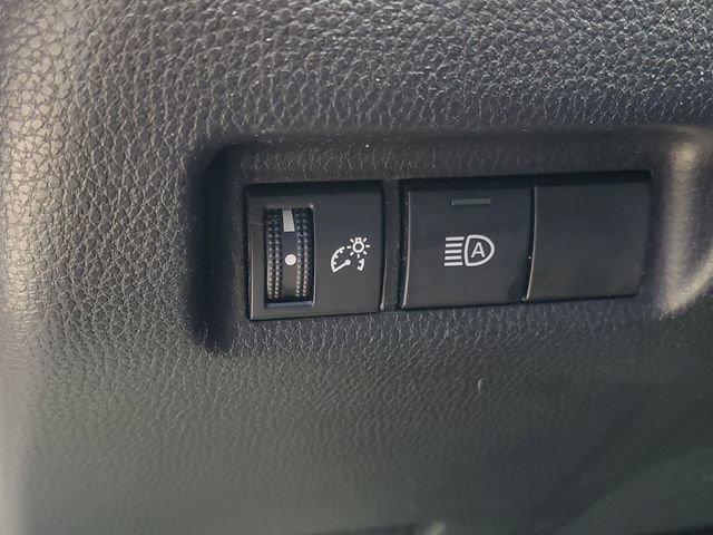 Used 2019 Toyota RAV4 LE AWD/4WD image 18
