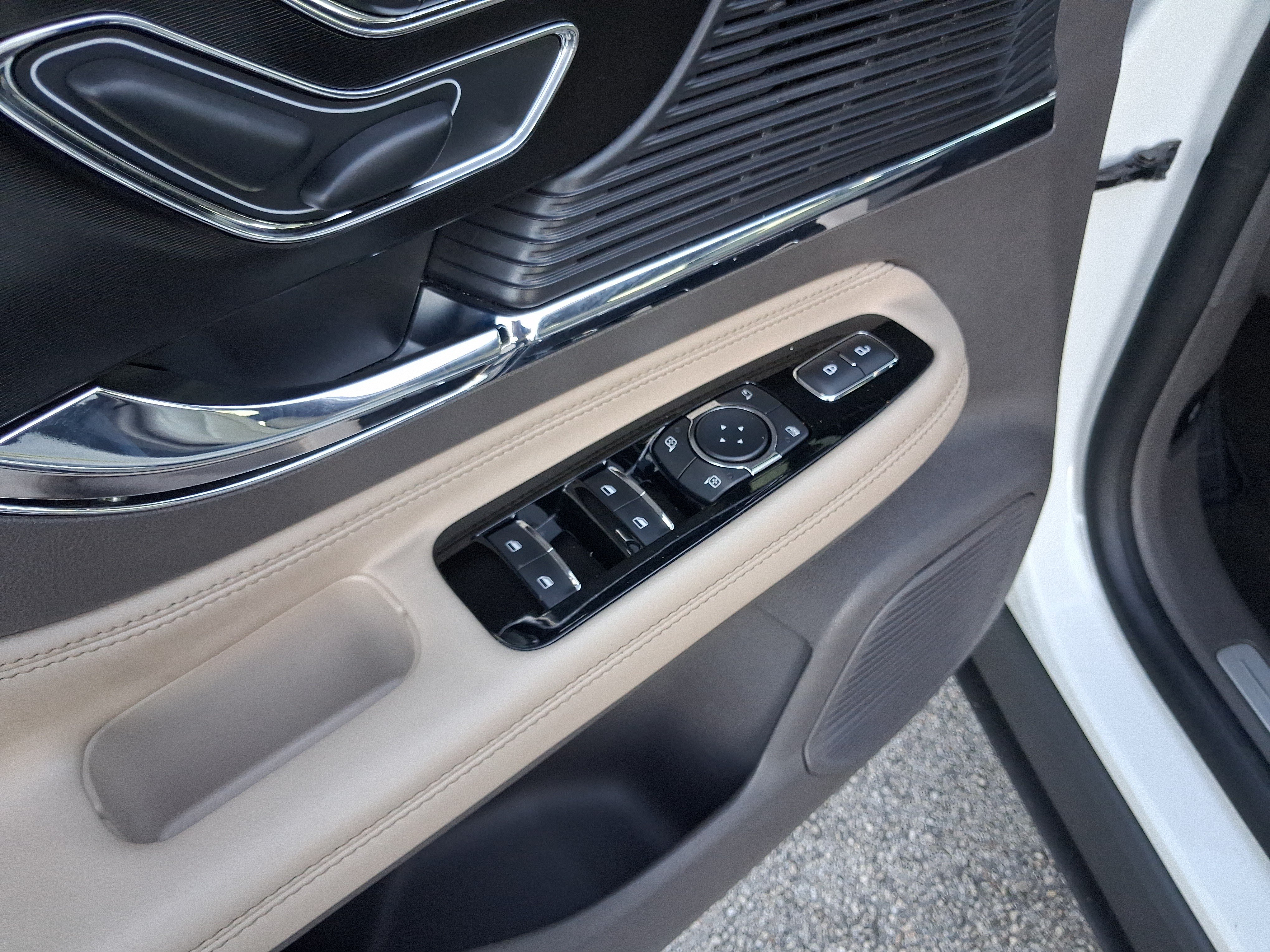 Used 2022 Lincoln Corsair FWD w/ Equipment Group 101A image 14