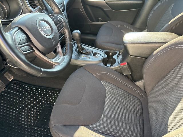 Used 2019 Jeep Cherokee Latitude w/ Cold Weather Group image 10