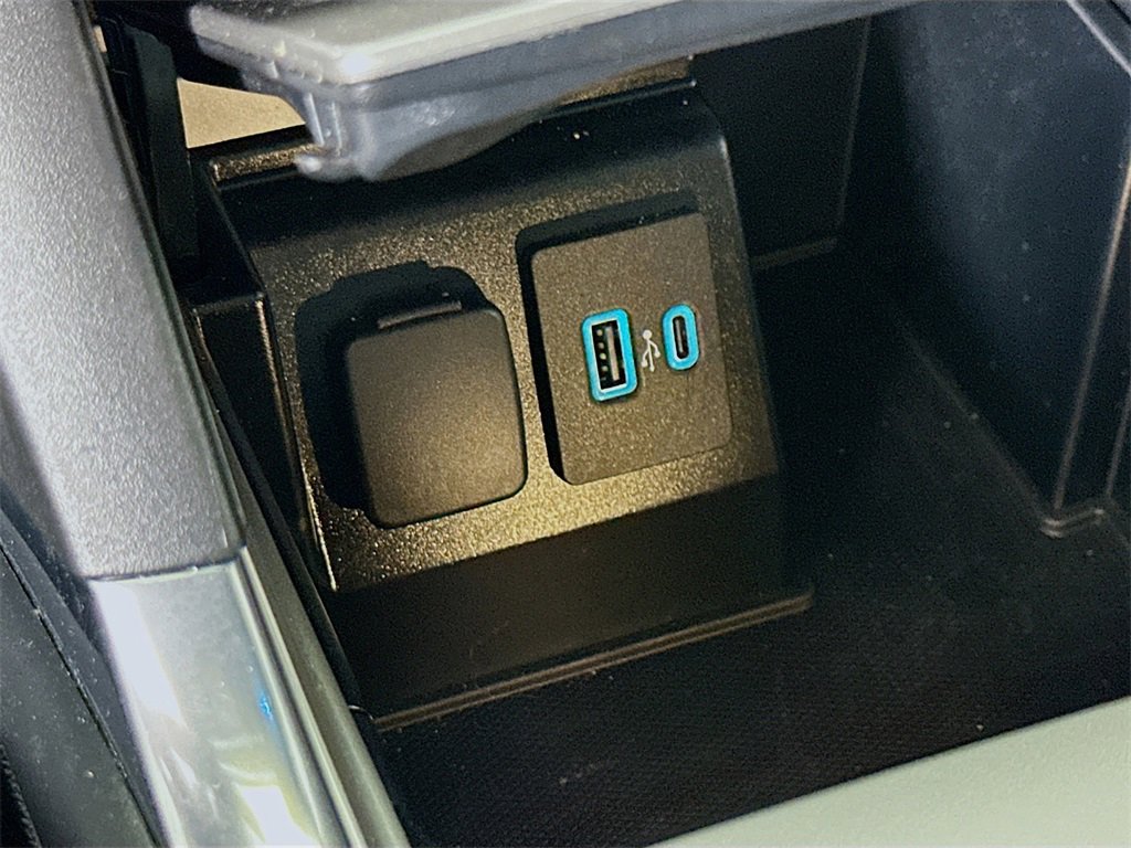 Used 2020 Ford Explorer XLT w/ Equipment Group 202A image 32