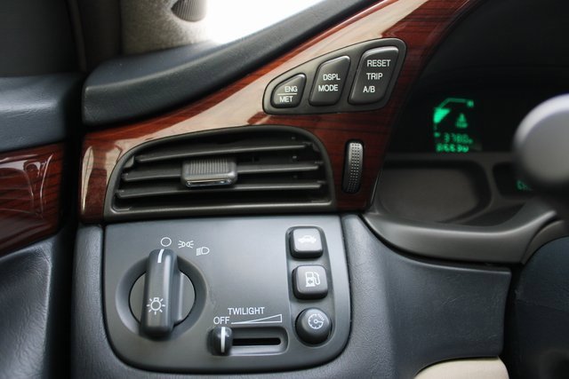 Used 2005 Cadillac De Ville w/ Limited Edition Package image 24