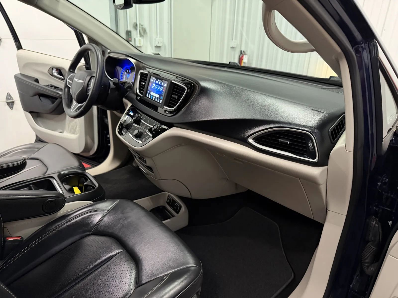 Used 2020 Chrysler Voyager Lxi FWD image 45