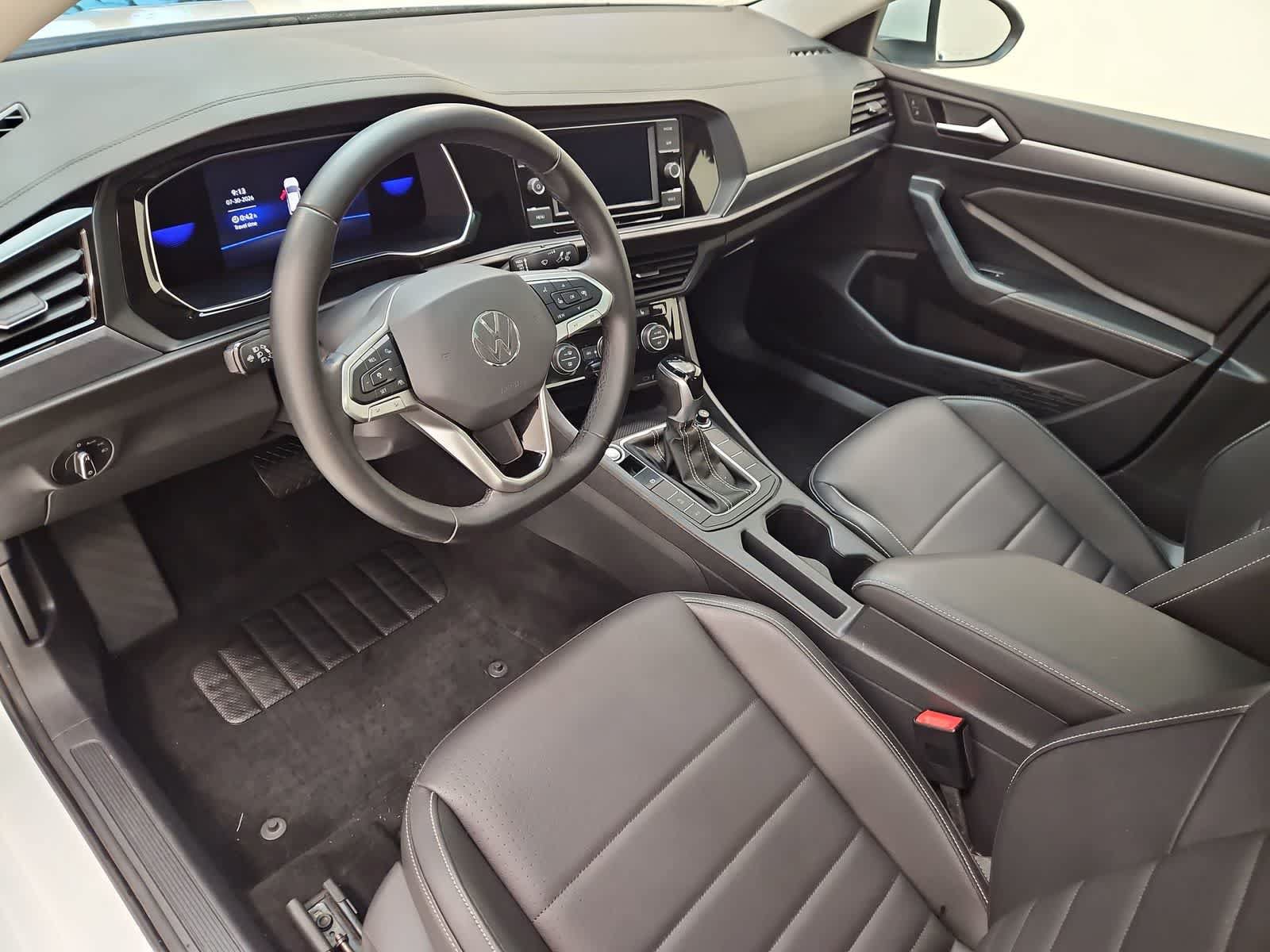 Used 2023 Volkswagen Jetta SE w/ Panoramic Sunroof Package FWD image 2