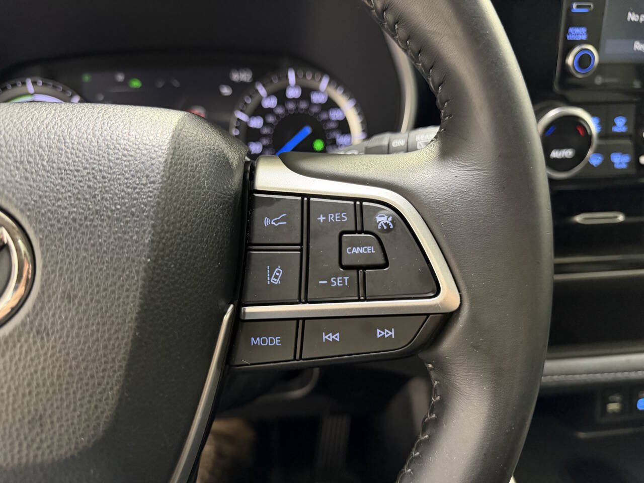 Used 2022 Toyota Highlander XLE AWD/4WD image 23