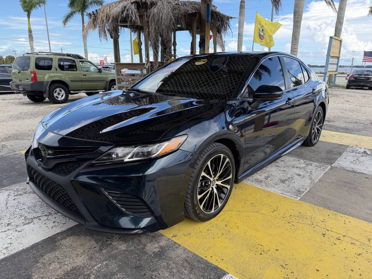 Used 2020 Toyota Camry SE FWD image 1