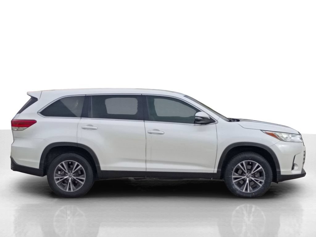 Used 2019 Toyota Highlander LE FWD image 4