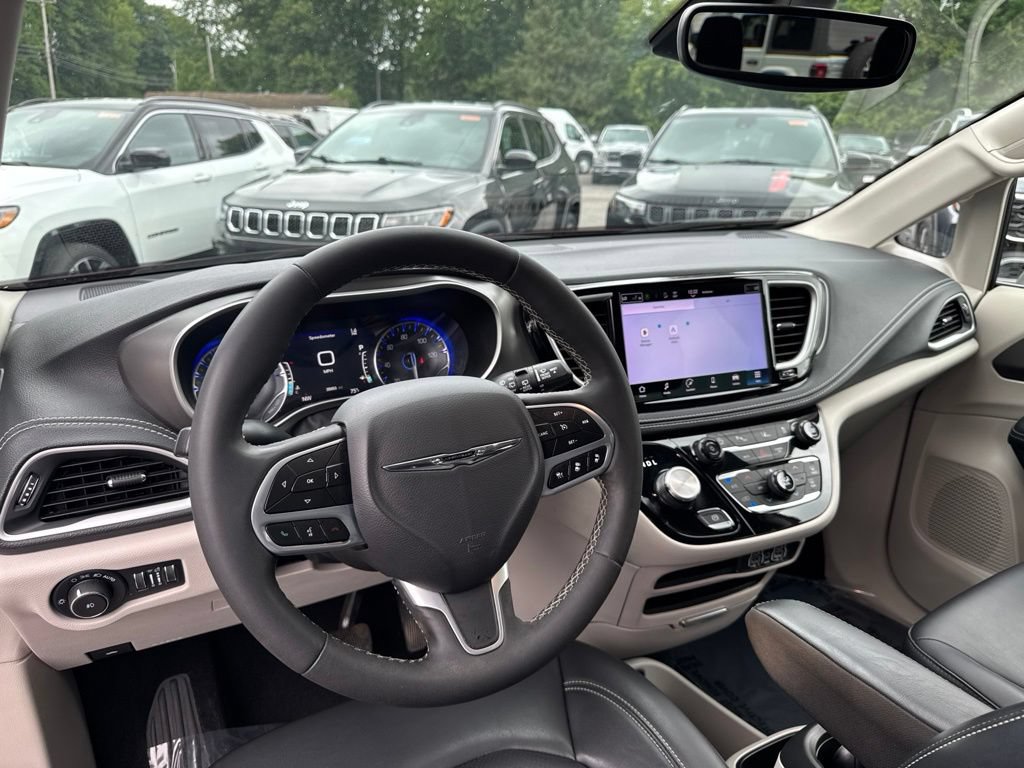 Used 2023 Chrysler Pacifica Touring-L FWD image 28