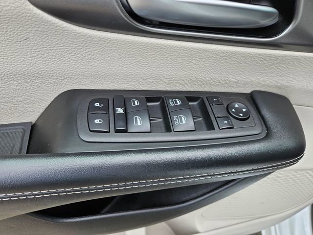 Used 2023 Chrysler Pacifica Touring-L FWD image 24