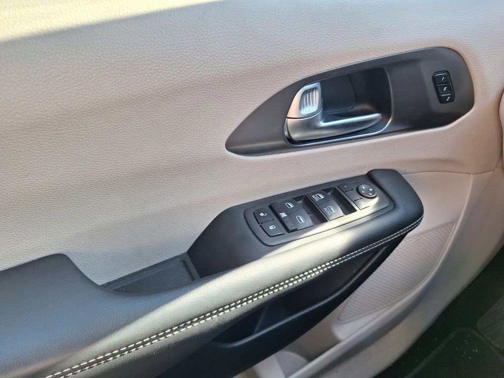 Used 2023 Chrysler Pacifica Touring-L image 17