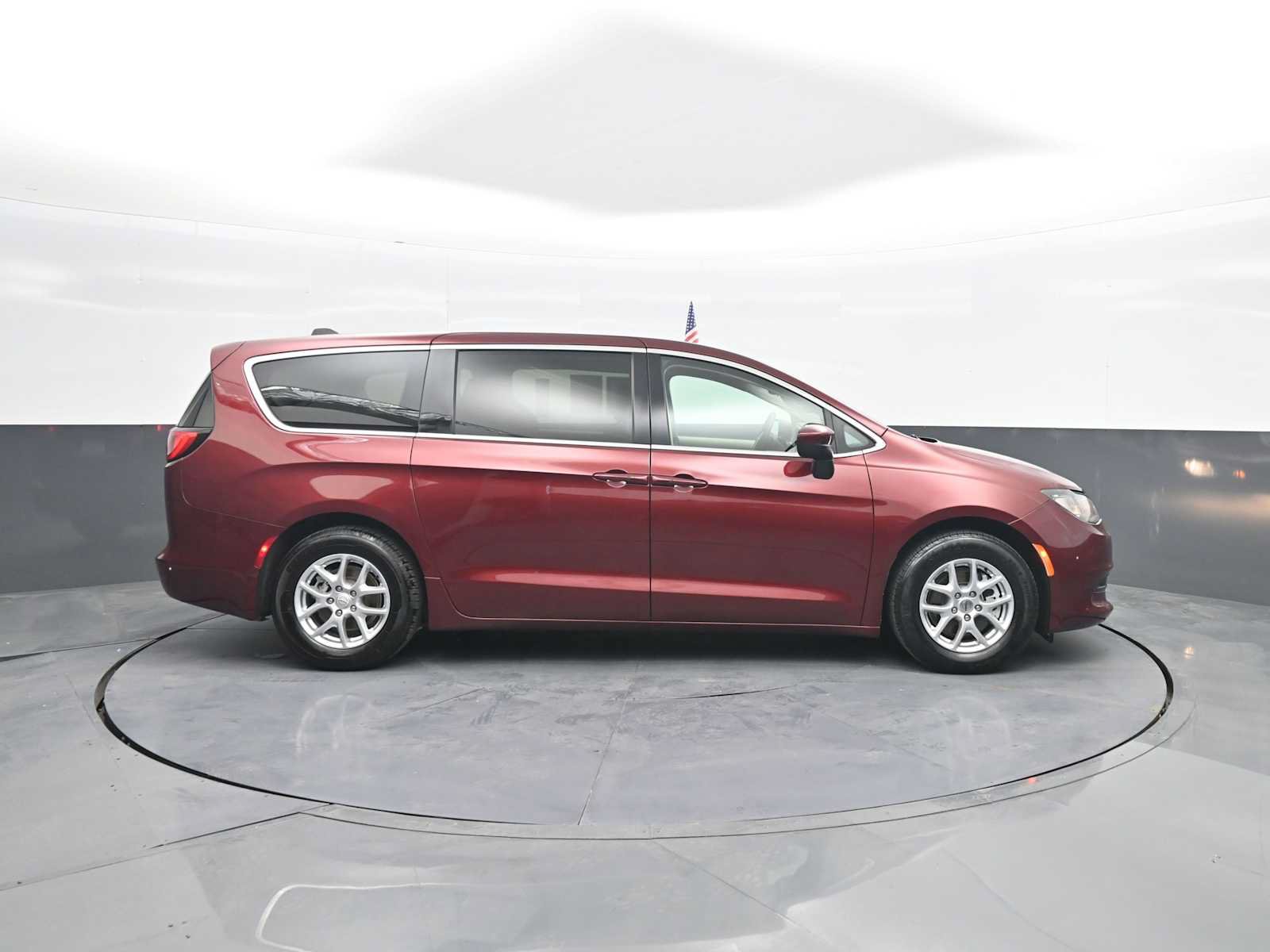 Used 2023 Chrysler Voyager LX FWD image 9
