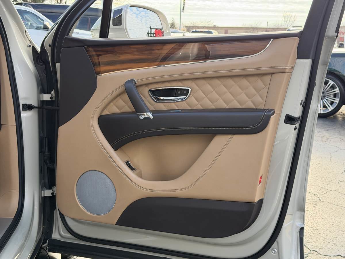 Used 2018 Bentley Bentayga image 28