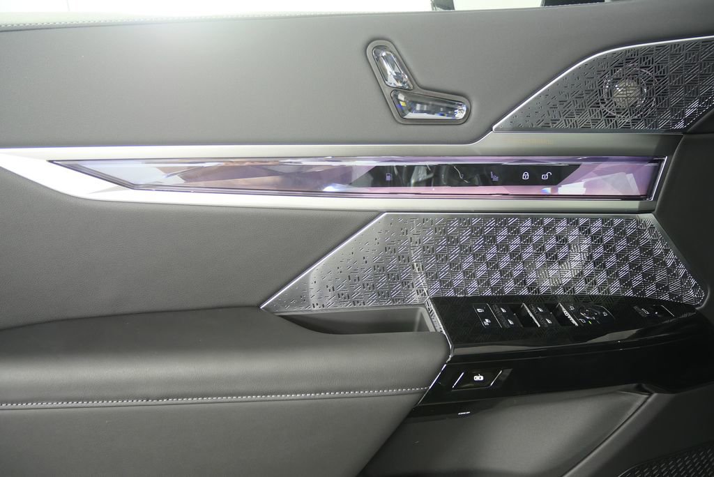 New 2026 BMW 750e xDrive w/ Executive Package image 9