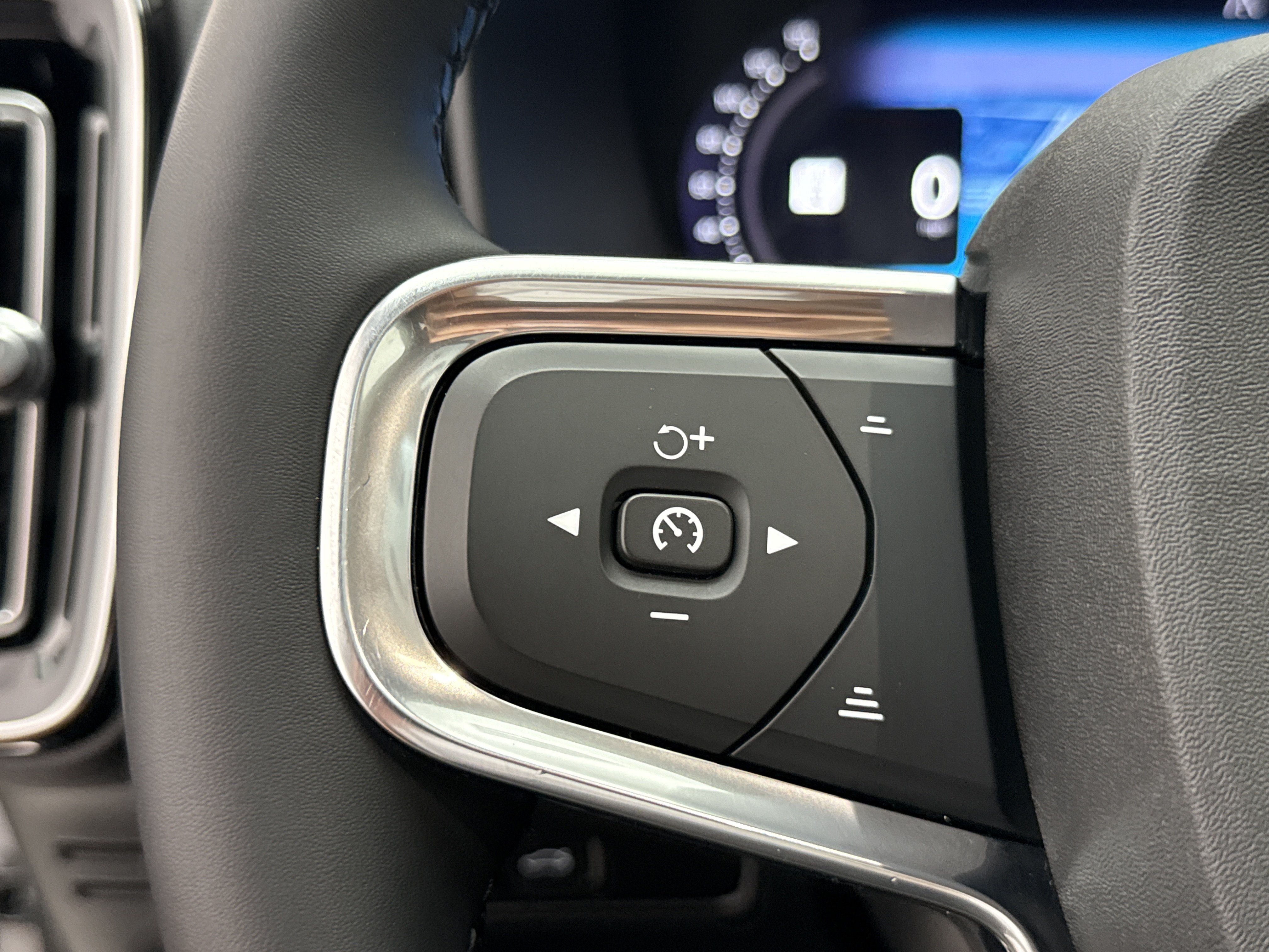 Certified 2024 Volvo XC40 B5 Plus AWD/4WD image 17