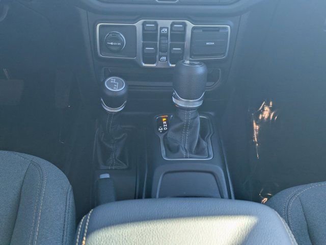 Used 2026 Jeep Wrangler Unlimited Sahara AWD/4WD image 16
