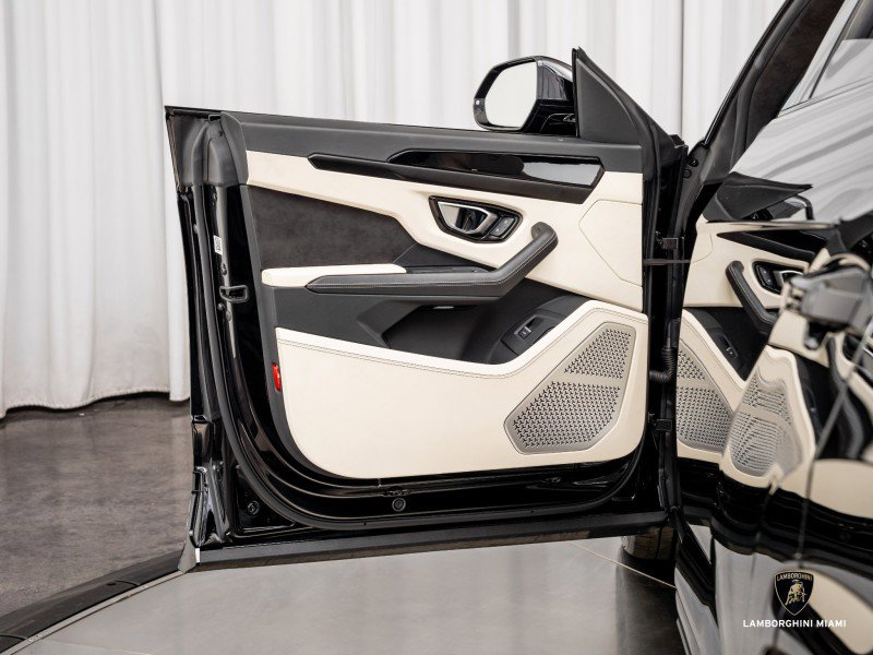 Used 2022 Lamborghini Urus image 19