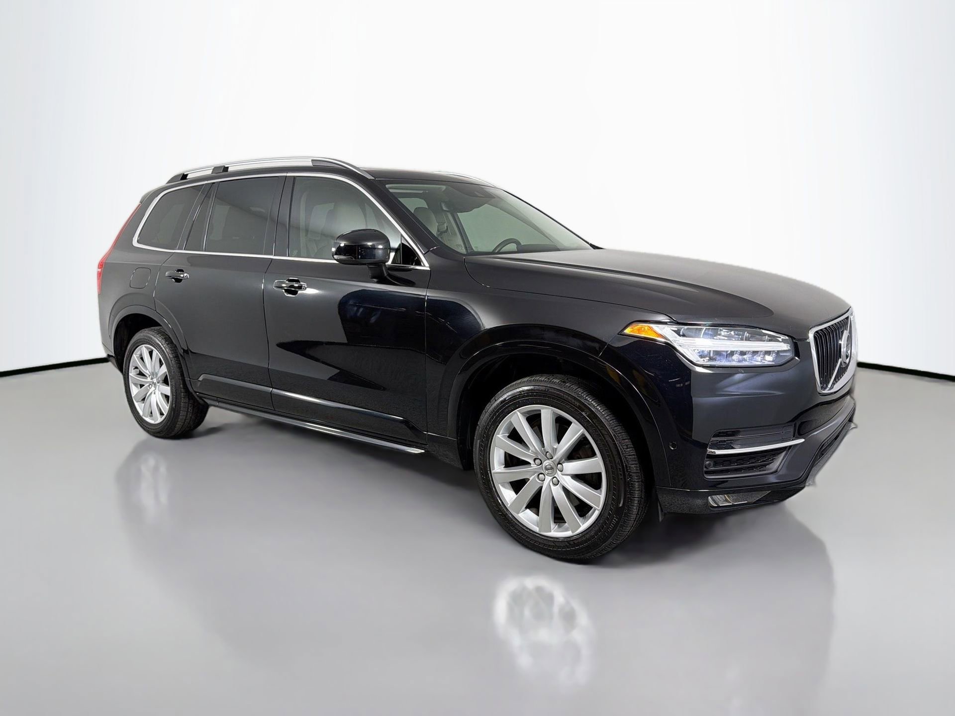 Used 2017 Volvo XC90 T6 Momentum w/ Vision Package image 3