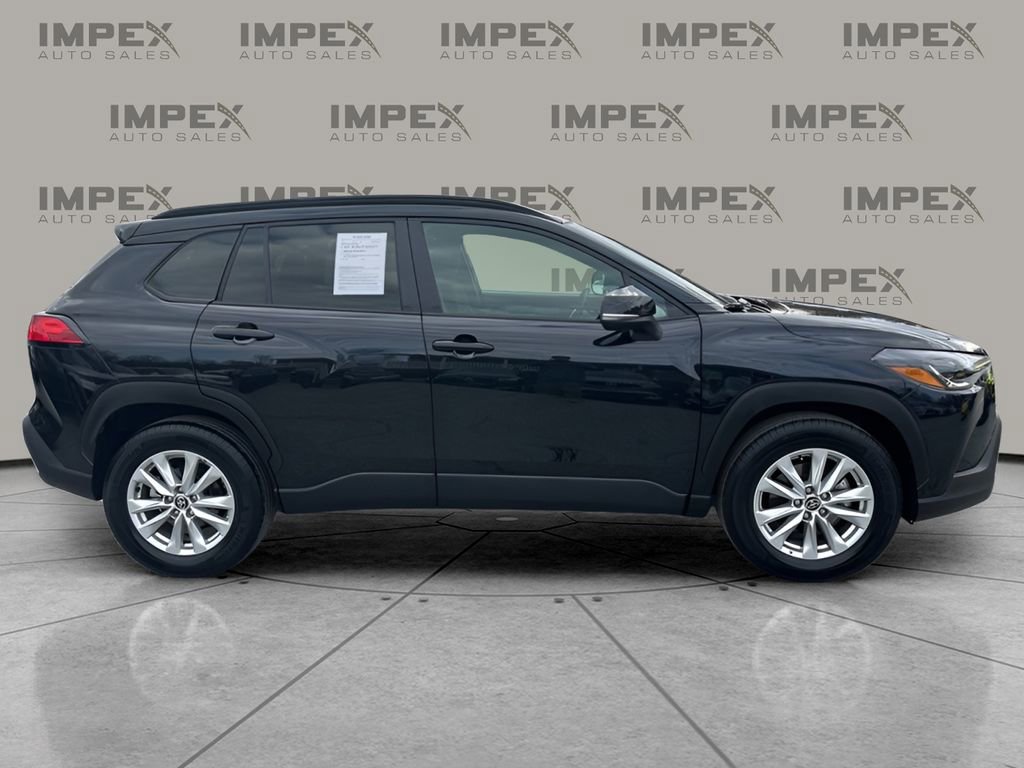 Used 2025 Toyota Corolla Cross LE image 6