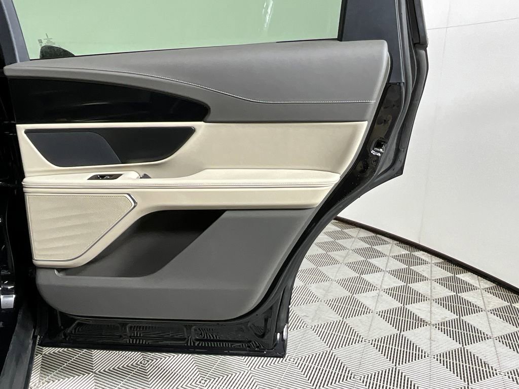 Used 2025 Lincoln Nautilus Premier image 24