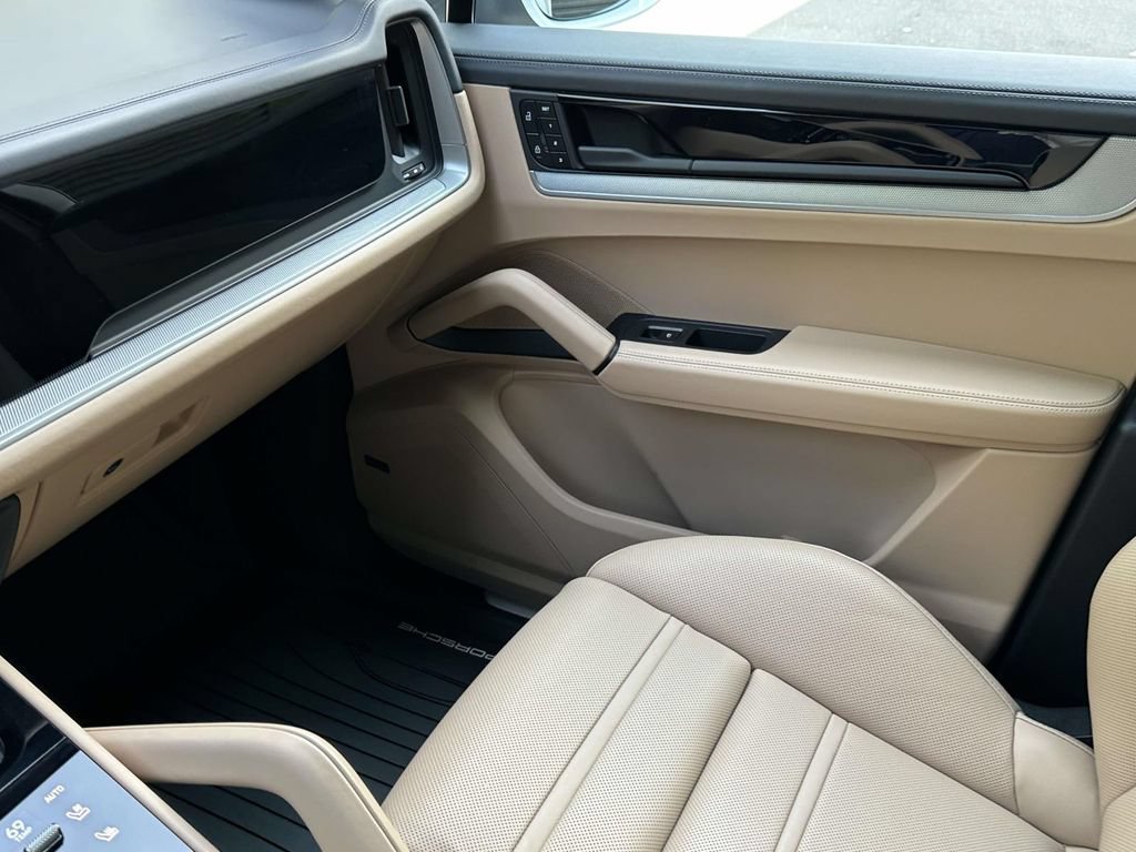 Certified 2026 Porsche Cayenne AWD/4WD image 28