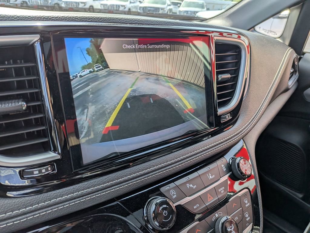 Used 2025 Chrysler Pacifica Limited image 21