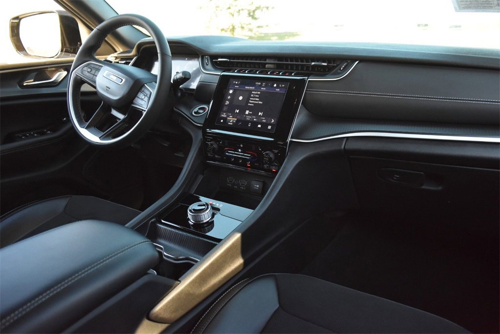 Used 2024 Jeep Grand Cherokee Altitude image 34