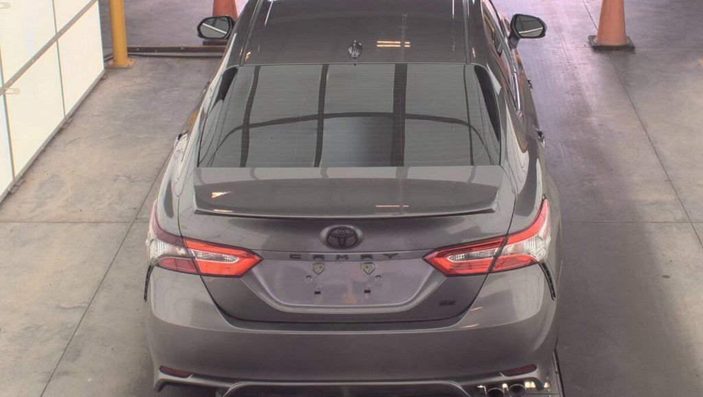 Used 2020 Toyota Camry SE w/ Blackout Package FWD image 3