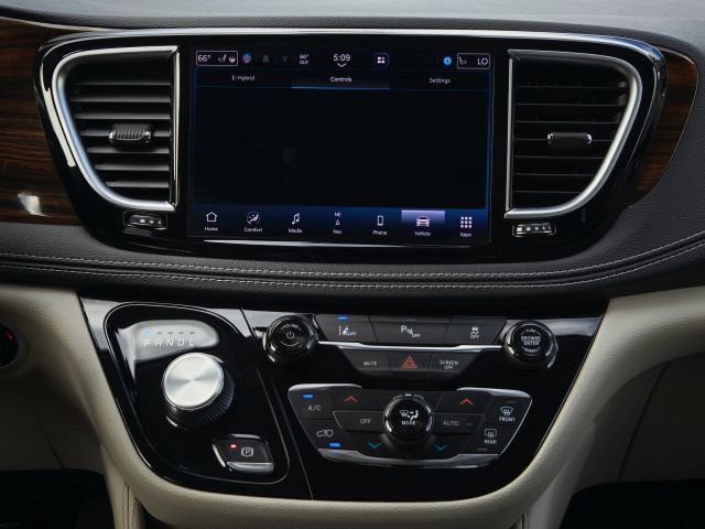 Used 2021 Chrysler Pacifica Limited FWD image 37