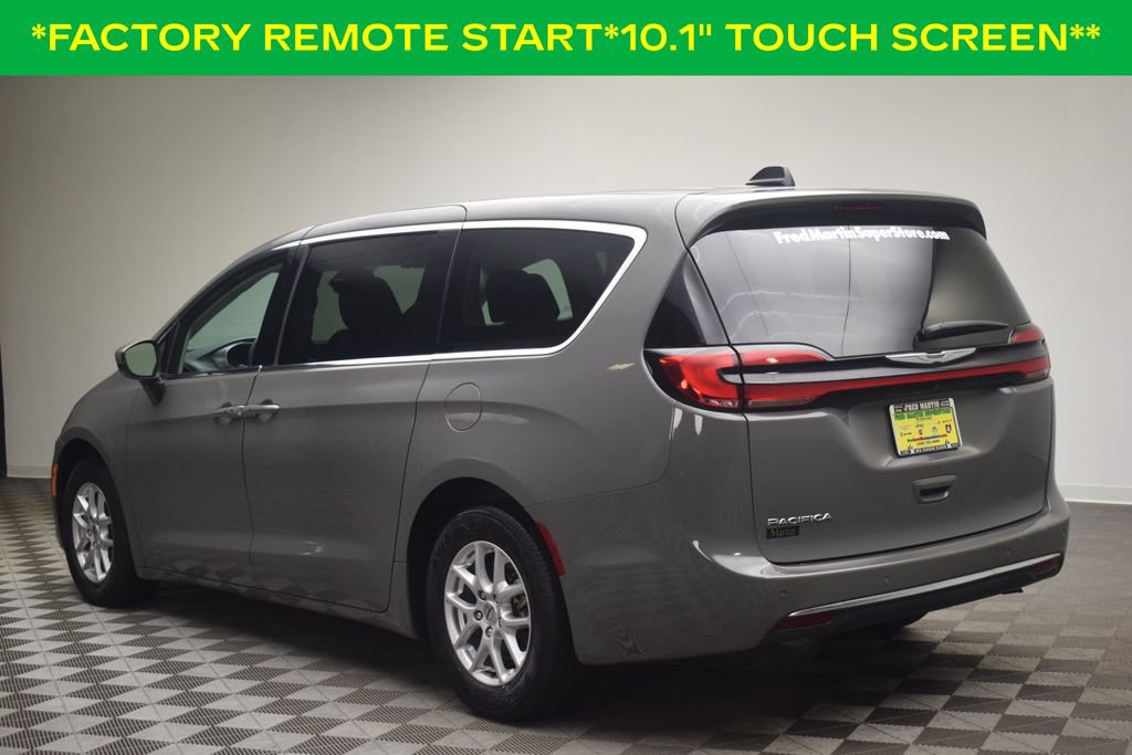 Used 2023 Chrysler Pacifica Touring-L FWD image 6