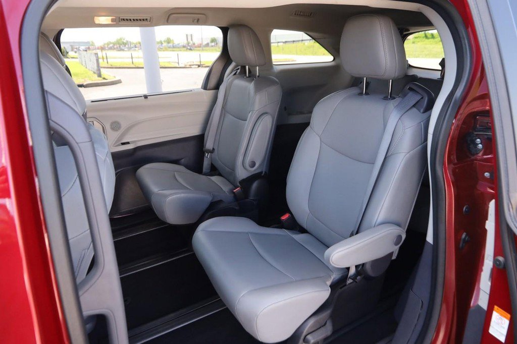 Used 2023 Toyota Sienna XLE w/ XLE Plus Package AWD/4WD image 11