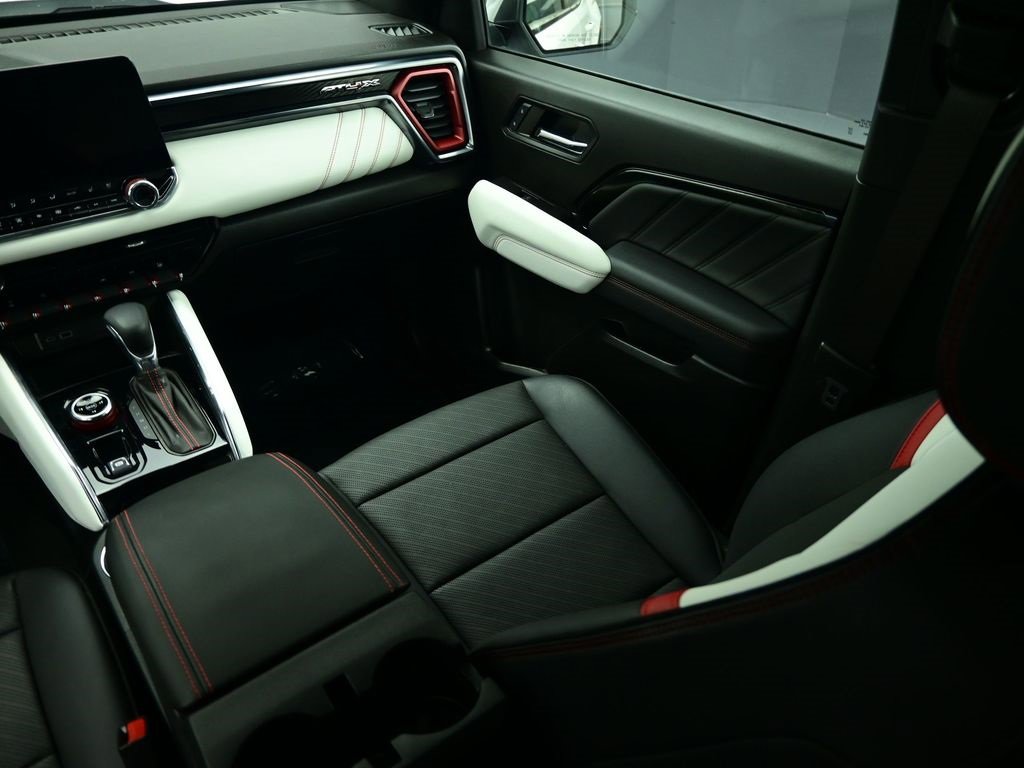 Used 2024 GMC Canyon AT4X image 14