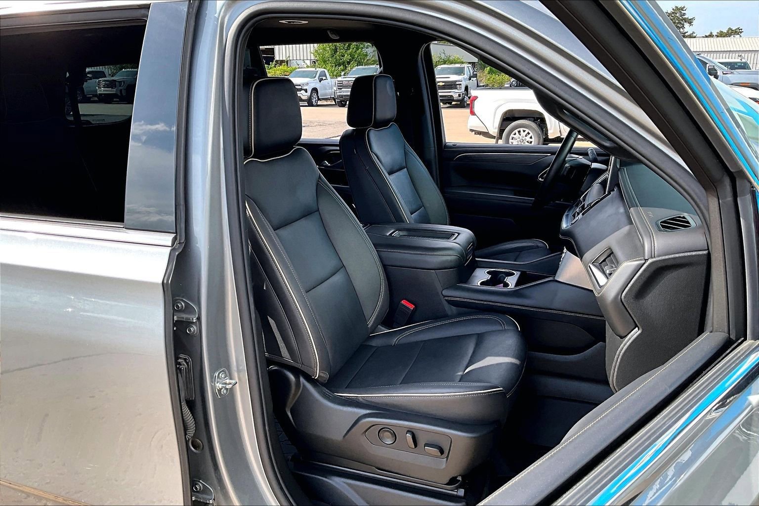 Used 2023 GMC Yukon SLT w/ SLT Luxury Package image 7