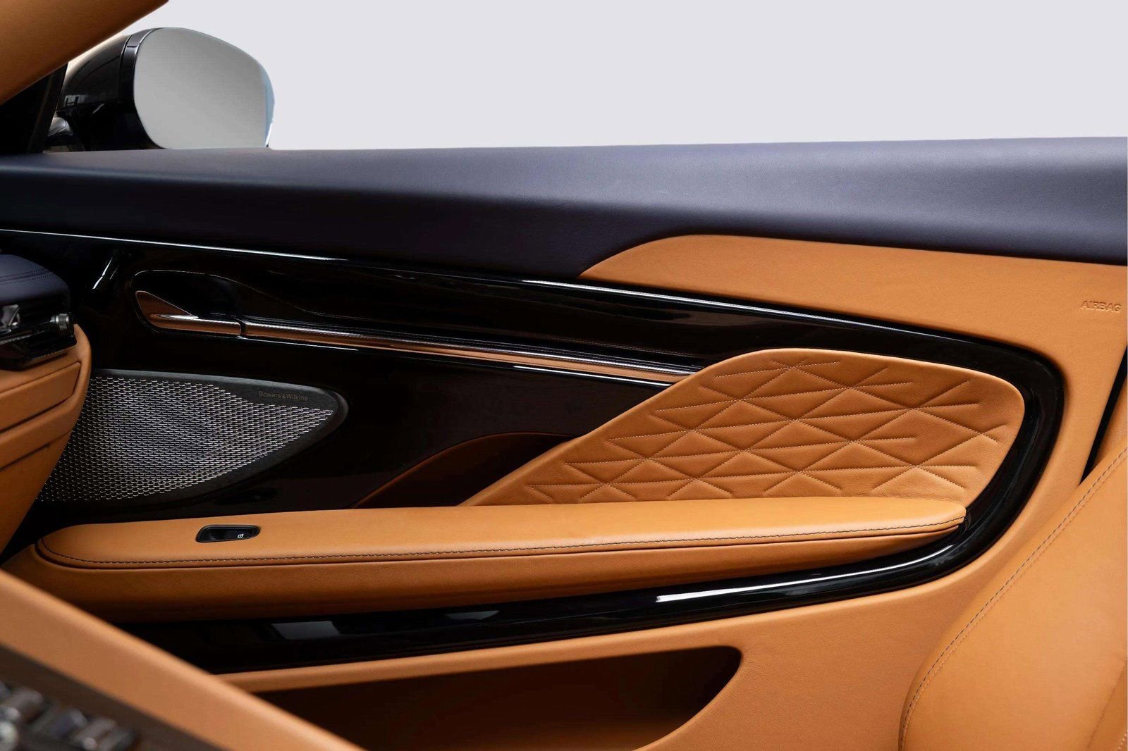 Used 2024 Aston Martin DB12 Convertible image 18