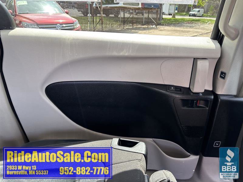Used 2017 Chrysler Pacifica Touring w/ Tire & Wheel Group FWD image 16