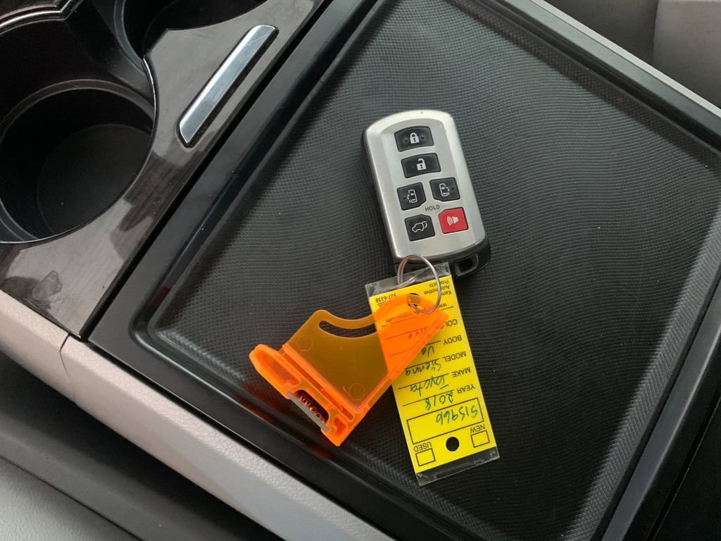 Used 2018 Toyota Sienna XLE Premium image 41